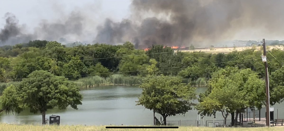 ⁦@DFWscanner⁩ grassfire in north Fort Worth at Marine Creek Res