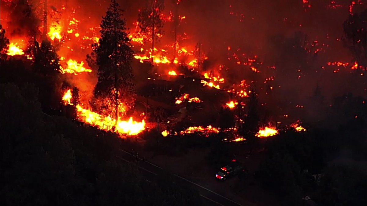 Video shows fire crews working dangerously close to the OakFire, currently raging in Mariposa County west of @YosemiteNPS. The wildfire has exploded to 1,600 acres and has reached the Sierra National Forest