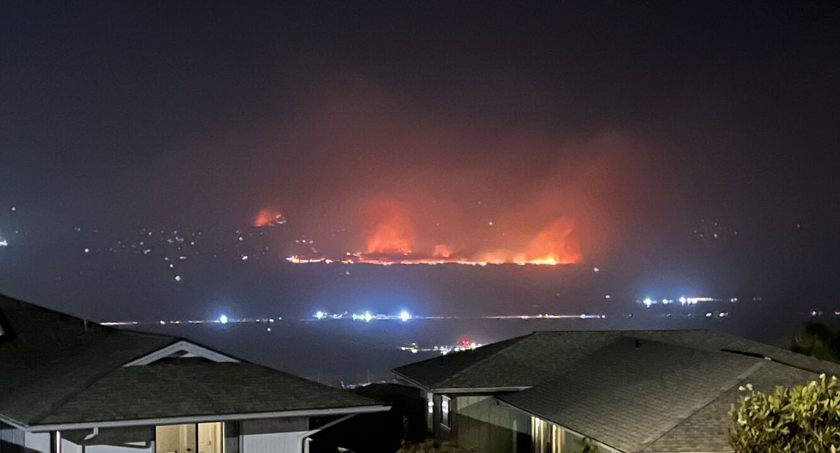 Wildfire destroys much of Hawaii community as people flee into water to escape flames