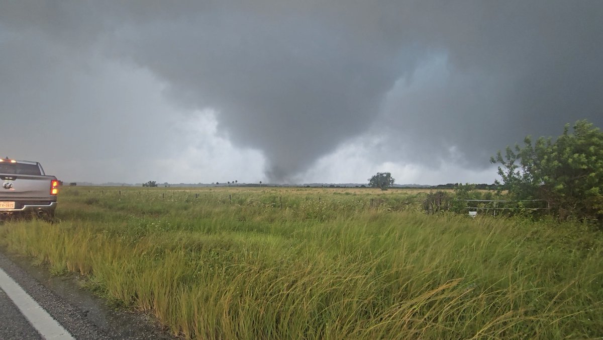 Intercepted violent tornado at close range SE of Lorida, FL - witnessed big debris being lofted