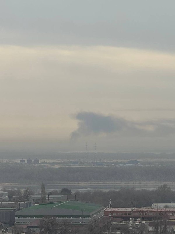 Smoke is rising over southern part of Volgograd. Chemical smell reported