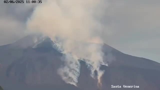 The moment of the pyroclastic flow on the south-east side of Etna filmed by the Santa Venerina camera of the Civil Protection Region of Sicily. In the second video, by Mario Denaro, the escape of hikers and visitors from the direction of the flow