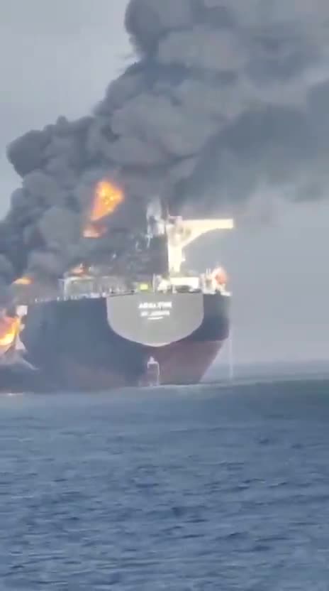 The tanker „Adalynn“ is burning in the Gulf of Oman after being rammed by the tanker „Front Eagle“. What is interesting is that the Adalyn is part of Russia‘s shadow fleet