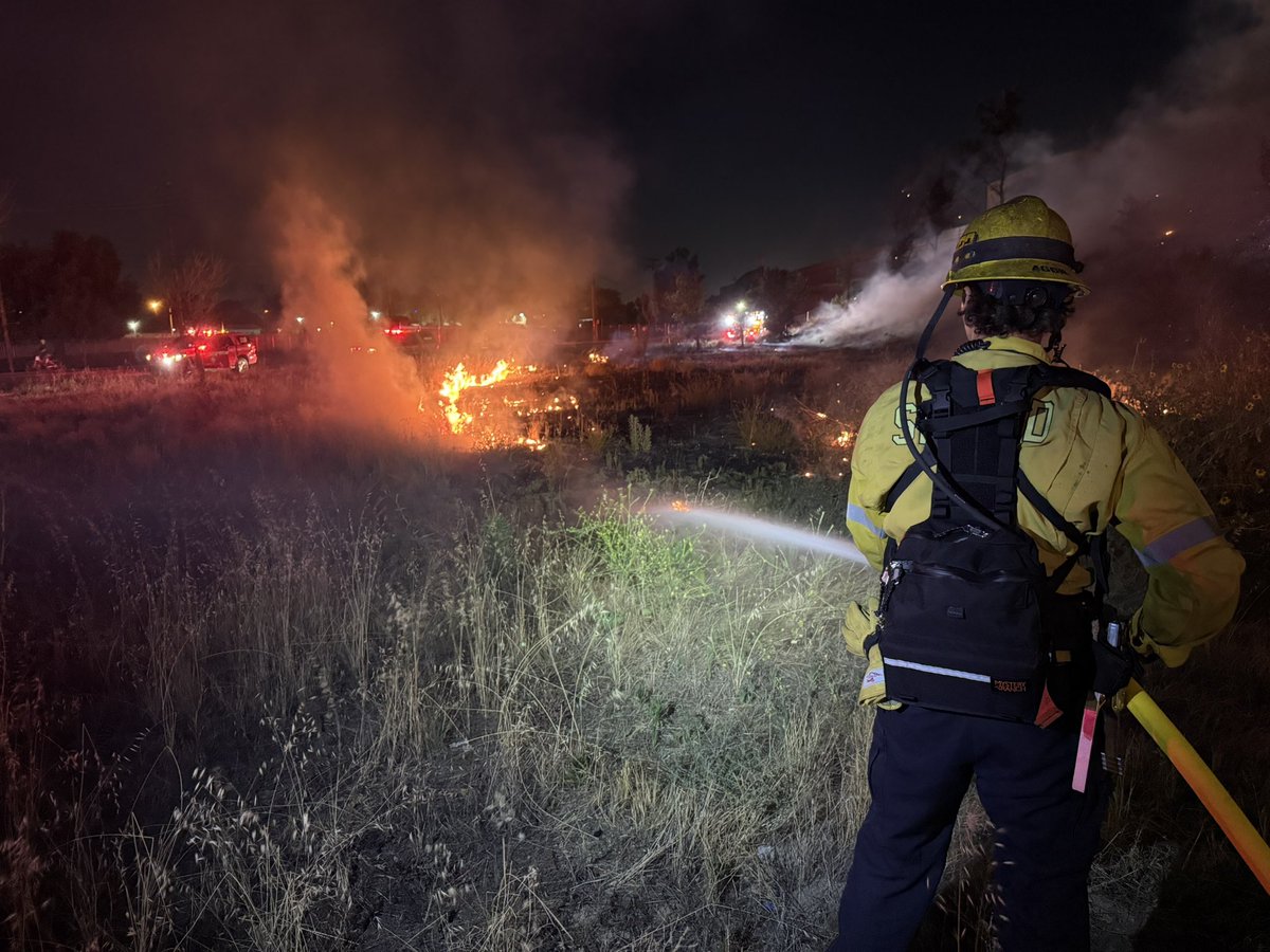 San. Bernardino: County Fire on scene of VEGETATION FIRE on Highland Ave. near California St. Fire burning in light fuels between Highland Ave and the 210 Freeway. No structure threat, but smoke bumping up along freeway.