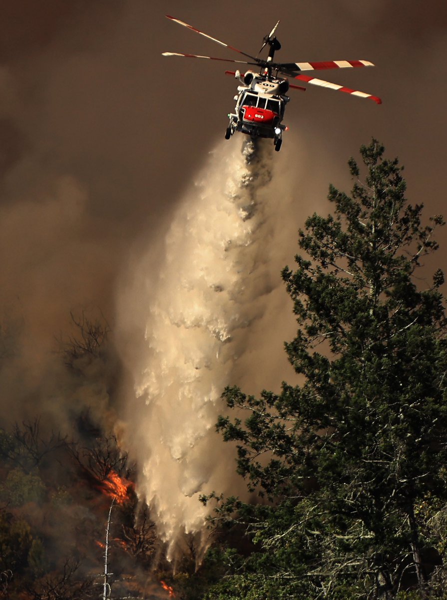 Howard Forest @CALFIRE_MEU Helitack dropping in the PickettFire in the Napa Valley, east of Calistoga, Thursday afternoon
