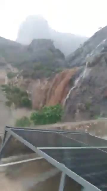 Aden Survey Authority: Torrential floods from Al-Azraq in Al-Dhale'e are on their way to Wadi Taban.