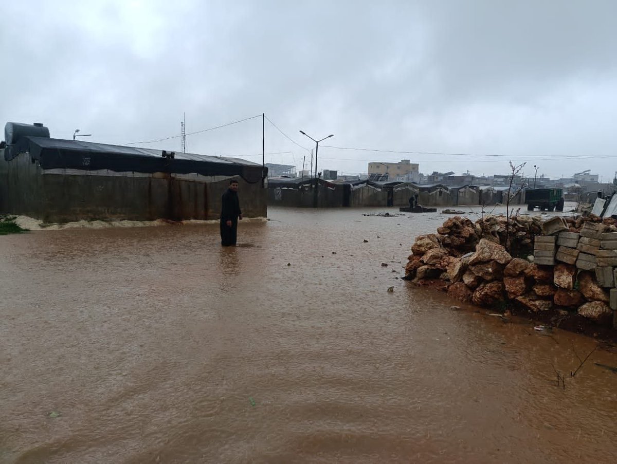 Idlib Media Directorate: Idlib Governorate is witnessing emergency developments due to weather conditions, prompting a full mobilization of all relevant authorities. Specialized teams have begun procedures that include evacuating threatened villages, reinforcing earthen barriers, opening roads, and removing rubble.